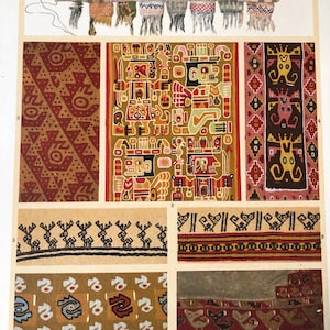 Op de afbeelding: Een verzameling van acht Peruaanse textiel met ingewikkelde geometrische en dierlijke ontwerpen. De textiel is geweven in verschillende kleuren, waaronder rood, bruin, geel en blauw. De textiel is gelabeld met de woorden "Peruvian" en "Peruvianisch".