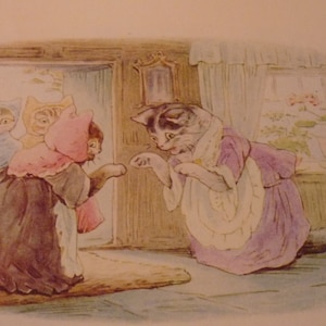 Puede incluir: Una ilustración de acuarela de tres gatos vestidos con ropa. Un gato lleva un vestido rosa y una capucha roja, otro lleva un vestido azul y el tercer gato lleva un vestido morado y está de pie en una puerta.