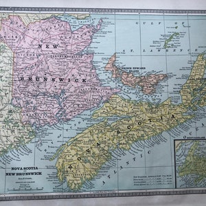 Carte des Maritimes de la Nouvelle-Écosse de 1886, lithographie colorée à la main de 33 x 11 po. Leçon d'histoire de l'Île-du-Prince-Édouard Art mural ancien détaillé