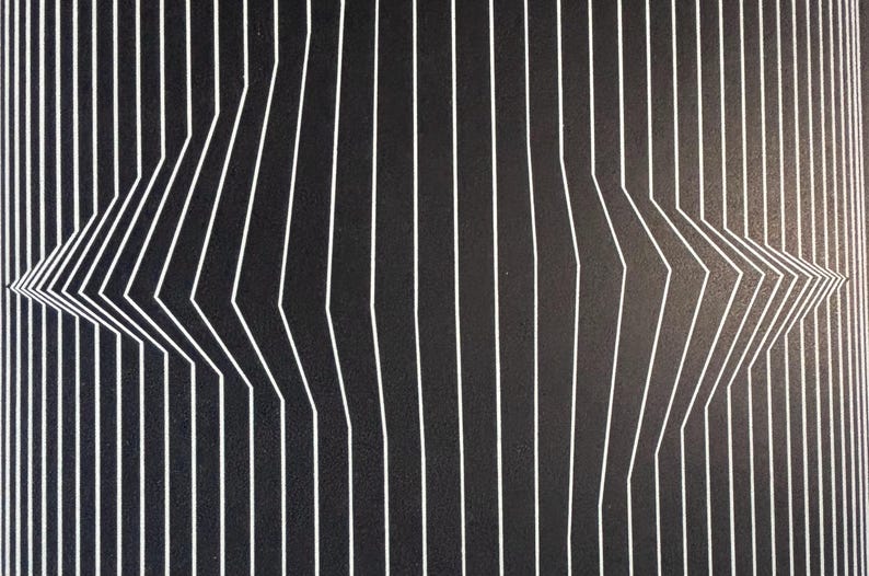 Pode incluir: Obra de arte abstrata em preto e branco com linhas brancas verticais que se curvam para criar uma forma geom&eacute;trica central. O design tem um efeito de ilus&atilde;o de &oacute;tica, com as linhas parecendo se mover.