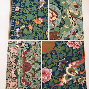 Op de afbeelding: Vier verschillende patronen van Chinese stoffen. De ontwerpen bevatten vlinders, bloemen en andere ingewikkelde details. De stof is donkerblauw met accenten in groen, rood en goud.