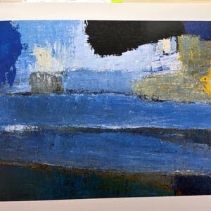 Puede incluir: Pintura abstracta con superficie texturizada. La obra presenta una paleta de azules, con acentos de negro, amarillo y gris. Las pinceladas son visibles, creando una composición dinámica y expresiva. La pintura está sobre un fondo blanco.