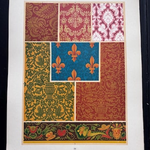 Op de afbeelding: Een pagina met verschillende Franse renaissancemotieven. De ontwerpen omvatten bloemmotieven, fleur-de-lis en sierlijke krullen in kleuren als goud, rood, blauw en groen. De tekst "FRANZÖSISCHE RENAISSANCE" is zichtbaar.