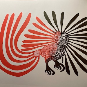Op de afbeelding: Een gestileerde illustratie van een uil in zwart en rood, met een grote, gevederde kop en een lange, gebogen staart.