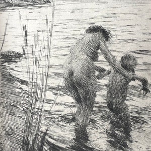 Puede incluir: Un grabado en blanco y negro representa a una persona y un niño en el agua. La persona, vista de espaldas, extiende la mano hacia el niño. También se ven juncos y una orilla distante. La obra de arte es detallada.