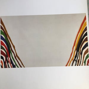 Può includere: Dipinto astratto "Gamma Tau" di Morris Louis, 1960. Resina acrilica su tela, con uno spazio centrale grigio chiaro e strisce verticali colorate. L'opera misura 261 cm x 422,9 cm.