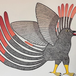 Puede incluir: Un pájaro negro y rojo con una cola larga y plumosa. El pájaro tiene un pico amarillo y patas amarillas. El pájaro está dibujado en un estilo estilizado y geométrico.