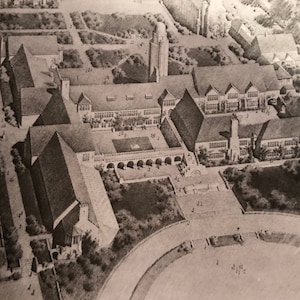 Puede incluir: Ilustración en blanco y negro de una vista aérea de un campus escolar. La ilustración muestra un gran edificio con múltiples alas y un patio central. Hay árboles y pasillos que rodean el edificio.