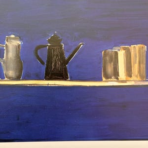 Può includere: Un dipinto di natura morta con una caffettiera nera, un'ampolla d'argento e una pila di libri su uno scaffale di legno su sfondo blu.