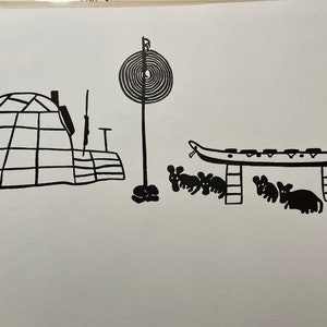 Op de afbeelding: Zwart-witte lijntekening van een iglo, een kano op stelten, een spiraalvormig ontwerp op een paal en verschillende gestileerde dieren. De tekening is op een witte achtergrond.