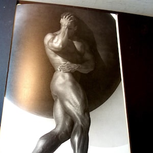 Herb Ritts The Pose Schöner maskuliner Körper moderne Fotografie schwarz weiß Kunst Geschenk Großdruck Bob Paris und Rob Jackson Bodybuilder