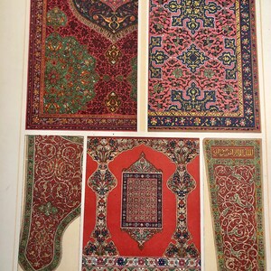 Op de afbeelding: Een verzameling van vijf verschillende tapijtontwerpen, gelabeld "Arabian", "Arabisch" en "Arabe". De ontwerpen bevatten ingewikkelde patronen en kleuren, waaronder rood, groen, blauw en goud.