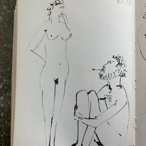 Può includere: Un bozzetto a inchiostro nero di due figure su carta bianca. Una figura è una donna nuda in piedi con la mano sul fianco, e l'altra è un uomo seduto con la barba e una sigaretta. La data "18.12.53." è scritta in alto.