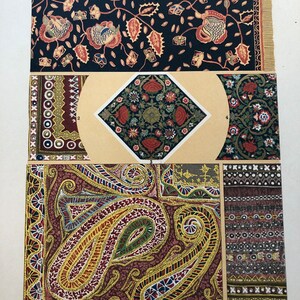 Op de afbeelding: Een vintage illustratie van zes verschillende Indiase textielpatronen. De patronen bevatten bloemmotieven, paisley-ontwerpen en geometrische vormen in verschillende kleuren, waaronder rood, groen, blauw, geel en zwart.