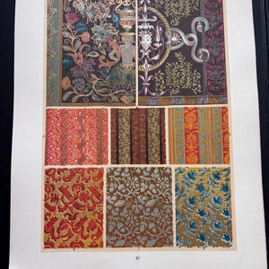 Op de afbeelding: Een pagina met verschillende Franse Renaissance patronen. Het bovenste gedeelte toont sierlijke ontwerpen met bloemen- en figuurmotieven in kleuren als bruin, groen en blauw. Hieronder staan verschillende kleinere voorbeelden met herhalende patronen in rood, goud en blauw. Tekst bevat "FRANZÖSISCHE RENAISSANCE".