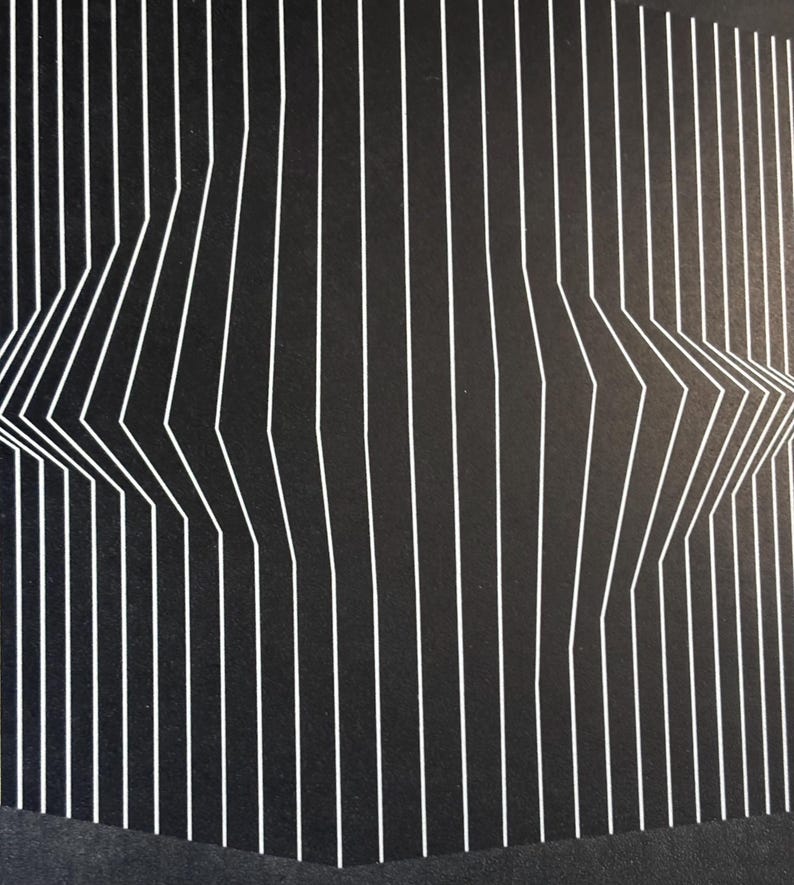 Pode incluir: Obra de arte abstrata em preto e branco com linhas brancas verticais que se dobram e curvam, criando um efeito tridimensional. As linhas s&atilde;o espa&ccedil;adas uniformemente sobre um fundo preto, formando uma ilus&atilde;o visual.
