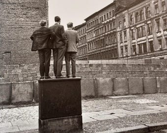 Henri Cartier-Bresson | Berliner Mauer, 1962 | Schwarz und Weiß | Vintage Publizierte Lithographie | Bereit zum Rahmen | Wandkunst