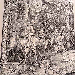 以下が含まれることがあります： 聖書の場面を描いた、詳細な白黒の木版画。ロバに乗る人物、牛を引く男、道具を持つ別の男がいます。舞台は、詳細な木々や葉のある森です。