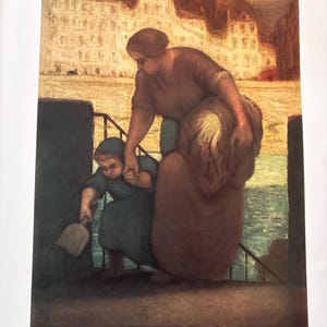 Op de afbeelding: Een sober schilderij toont een vrouw die een kind helpt op een trap. De figuren zijn gekleed in gedempte tinten bruin en blauw, tegen een achtergrond van een kustplaats onder een warm, diffuus licht. Het kunstwerk roept een gevoel van stille intimiteit op.