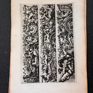 以下が含まれることがあります： 3つの縦長の枠に、羽根のある人物、葉、花瓶などの複雑なデザインが描かれた白黒の版画。枠には「Maniera del Disegno & Inuenzione」と記されている