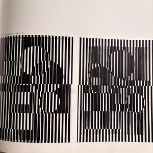 Könnte beinhalten: Zwei rechteckige schwarz-weiße Drucke mit vertikalen Streifen, die von Kreis- und Blockformen unterbrochen werden. Der Text 1954/56, 23 5/8 x 15 3/4" (2x) ist oben links sichtbar. Die Komposition erzeugt ein kontrastreiches optisches Muster.