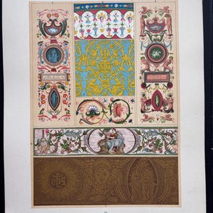 Op de afbeelding: Een vintage prent met Italiaanse Renaissance-ontwerpen. De prent toont diverse decoratieve panelen met ingewikkelde bloemen-, geometrische en figuratieve motieven in blauw, geel, groen en bruin. De tekst "ITALIENISCHE RENAISSANCE" staat bovenaan.