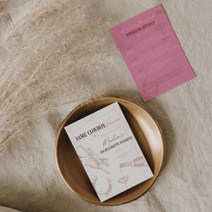 Puede incluir: Una tarjeta blanca con un dise&ntilde;o rosa y marr&oacute;n que presenta a un vaquero montando un caballo con el texto "Same Cowboy Forever" y "Madison's Bachelorette Weekend".