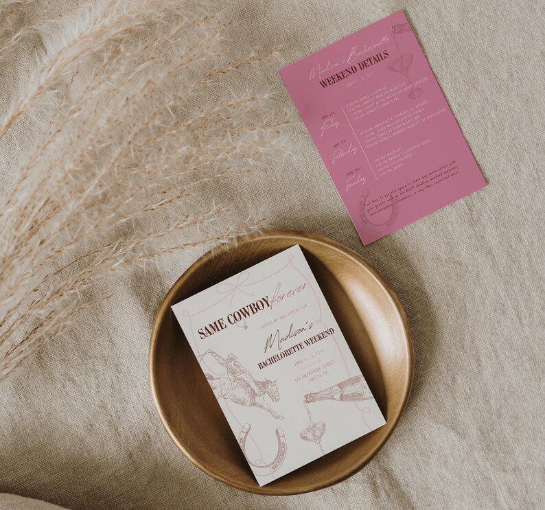 Puede incluir: Una tarjeta blanca con un dise&ntilde;o rosa y marr&oacute;n que presenta a un vaquero montando un caballo con el texto "Same Cowboy Forever" y "Madison's Bachelorette Weekend".