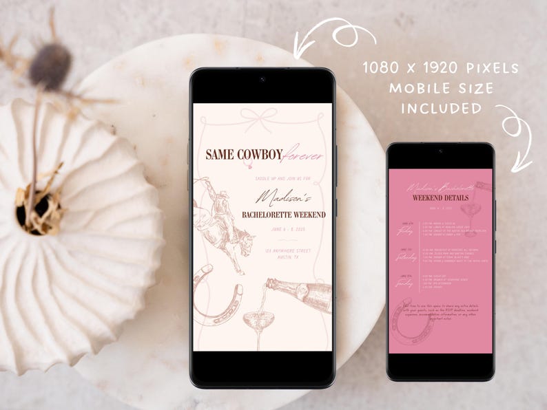 Puede incluir: Dos maquetas de tel&eacute;fonos m&oacute;viles que muestran una invitaci&oacute;n de despedida de soltera rosa y blanca con el texto "Same Cowboy Forever" y "Madison's Bachelorette Weekend". La invitaci&oacute;n presenta un dibujo de l&iacute;nea de un vaquero montando un caballo y una herradura.