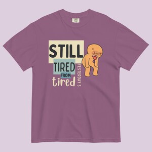 Ainda Cansado™ | Camiseta Gráfica Reforçada | Divertida | Pai/Mãe Cansado(a) | Exausto(a) Permanentemente Berry