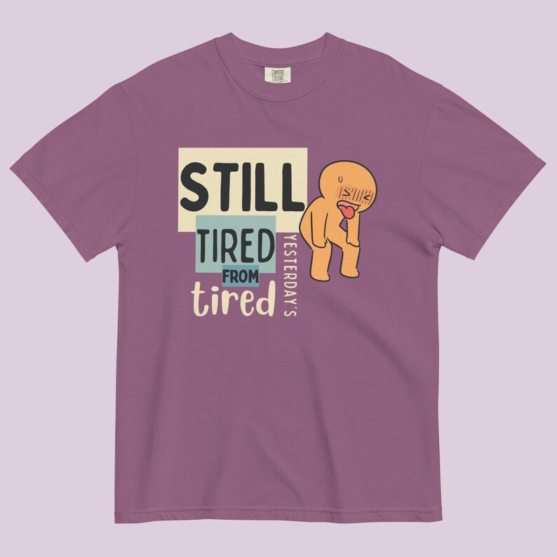 Ainda Cansado™ | Camiseta Gráfica Reforçada | Divertida | Pai/Mãe Cansado(a) | Exausto(a) Permanentemente Berry