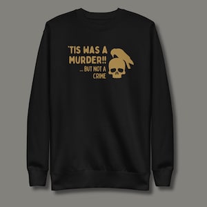 Puede incluir: Sudadera negra con un estampado gráfico dorado que dice "'Tis was a murder!!...but not a crime" con un diseño de calavera y cuervo.