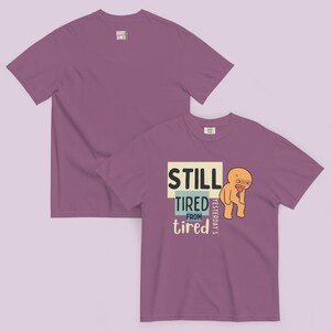 Ainda Cansado™ | Camiseta Gráfica Reforçada | Divertida | Pai/Mãe Cansado(a) | Exausto(a) Permanentemente imagem 15