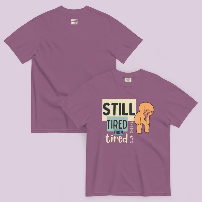 Ainda Cansado™ | Camiseta Gráfica Reforçada | Divertida | Pai/Mãe Cansado(a) | Exausto(a) Permanentemente imagem 15