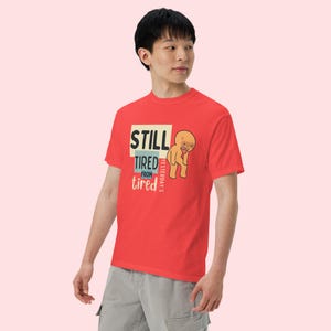 Ainda Cansado™ | Camiseta Gráfica Reforçada | Divertida | Pai/Mãe Cansado(a) | Exausto(a) Permanentemente imagem 11