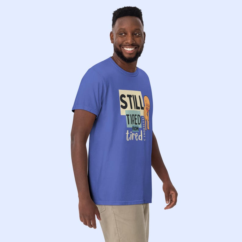 Ainda Cansado™ | Camiseta Gráfica Reforçada | Divertida | Pai/Mãe Cansado(a) | Exausto(a) Permanentemente imagem 6