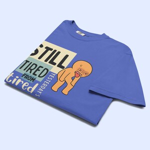 Ainda Cansado™ | Camiseta Gráfica Reforçada | Divertida | Pai/Mãe Cansado(a) | Exausto(a) Permanentemente imagem 7