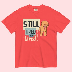 Ainda Cansado™ | Camiseta Gráfica Reforçada | Divertida | Pai/Mãe Cansado(a) | Exausto(a) Permanentemente Paprika