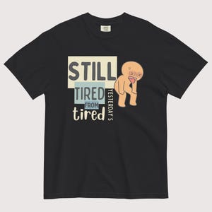 Ainda Cansado™ | Camiseta Gráfica Reforçada | Divertida | Pai/Mãe Cansado(a) | Exausto(a) Permanentemente Preto
