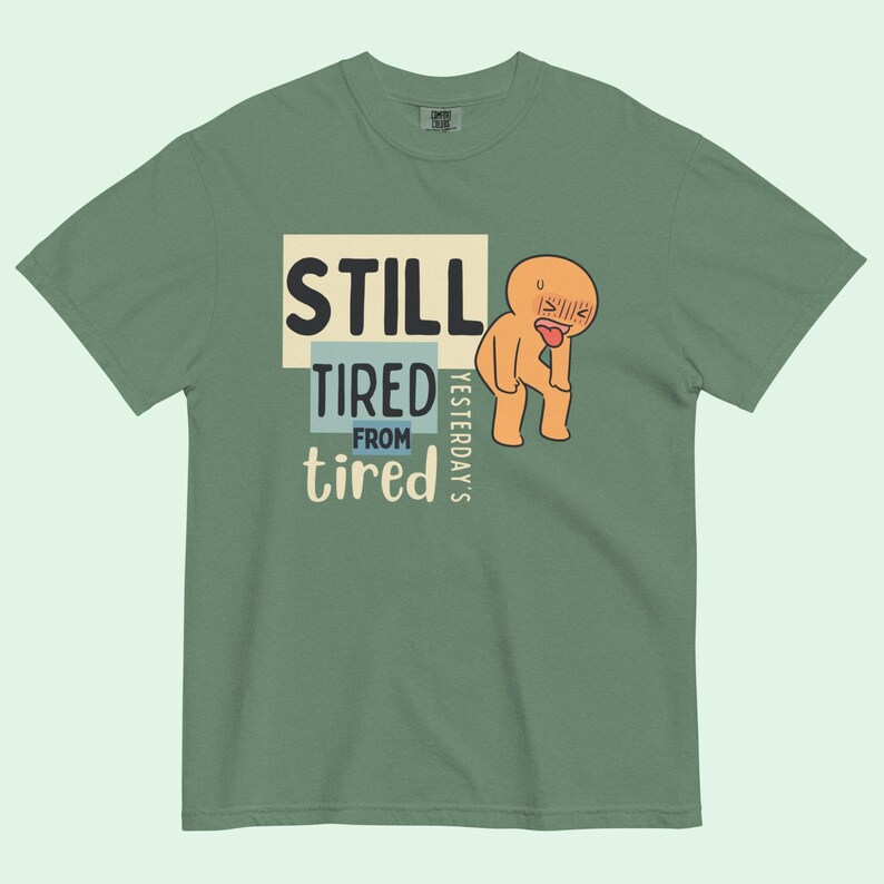 Ainda Cansado™ | Camiseta Gráfica Reforçada | Divertida | Pai/Mãe Cansado(a) | Exausto(a) Permanentemente Light Green