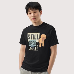 Ainda Cansado™ | Camiseta Gráfica Reforçada | Divertida | Pai/Mãe Cansado(a) | Exausto(a) Permanentemente imagem 16