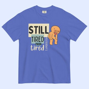 Ainda Cansado™ | Camiseta Gráfica Reforçada | Divertida | Pai/Mãe Cansado(a) | Exausto(a) Permanentemente Flo Blue
