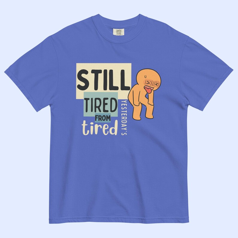 Ainda Cansado™ | Camiseta Gráfica Reforçada | Divertida | Pai/Mãe Cansado(a) | Exausto(a) Permanentemente Flo Blue