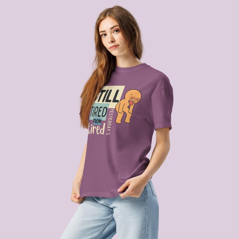 Ainda Cansado™ | Camiseta Gráfica Reforçada | Divertida | Pai/Mãe Cansado(a) | Exausto(a) Permanentemente imagem 12