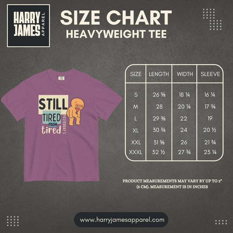 Pode incluir: Camiseta de peso pesado roxa com um gr&aacute;fico de um personagem de desenho animado e o texto "Still Tired from Yesterday's Tired". Tabela de tamanhos com medidas em polegadas.