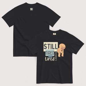 Ainda Cansado™ | Camiseta Gráfica Reforçada | Divertida | Pai/Mãe Cansado(a) | Exausto(a) Permanentemente imagem 18
