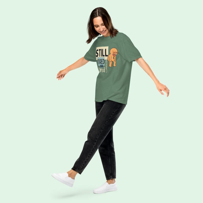 Ainda Cansado™ | Camiseta Gráfica Reforçada | Divertida | Pai/Mãe Cansado(a) | Exausto(a) Permanentemente imagem 9