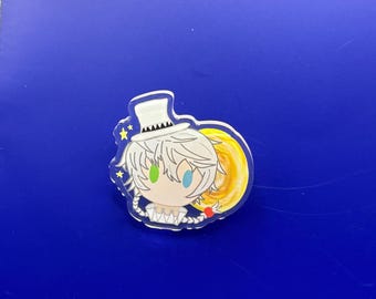 Puede incluir: Un personaje de anime blanco y gris con ojos verdes y azules que lleva un sombrero blanco con una banda negra y sostiene una luna creciente amarilla y naranja. El personaje está sobre un fondo de acrílico transparente.
