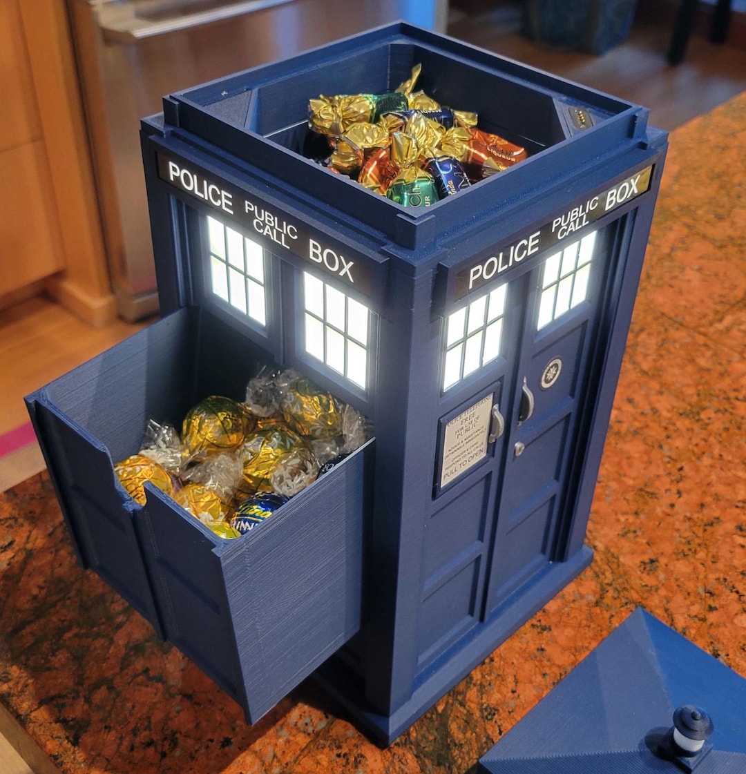 Doctor Who Dual Storage Powered TARDIS Interactive Lighting and Audio ...
