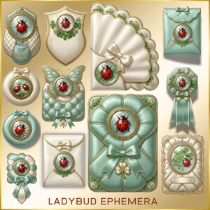 Puede incluir: Una colección de efímeros decorativos con motivos de mariquitas y tréboles en tonos verde menta, crema y oro. Los artículos incluyen varias formas como escudos, sobres y rosetas, todos adornados con lazos e iconos circulares de mariquitas.